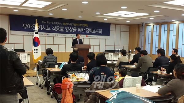 9일 국회 의원회관에서 '유아용 카시트 착용률 향상을 위한 정책토론회'를 주최한 박수현 새정치민주연합 의원. 사진=문혜원 기자 haewoni88@