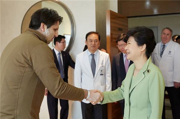박근혜 대통령이 지난 9일 중동 순방에서 귀국 직후 곧바로 신촌 세브란스 병원을 방문, 마크 리퍼트 주한 미국대사를 만나 위로하고 있다. 사진=청와대 제공