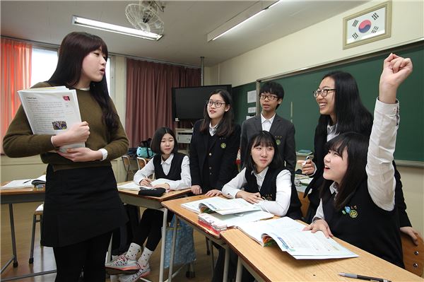 삼성그룹은 지난 9일부터 전국 185개 중학교에서 중학생 8000명을 대상으로 ‘2015 드림클래스 주중·주말교실’ 7번째 학기를 개강했다. 안산 본오중학교에서 열린 수업에서 학생들이 대학생 강사의 지도 하에 영어 수업에 임하고 있다. 사진=삼성사회봉사단 제공