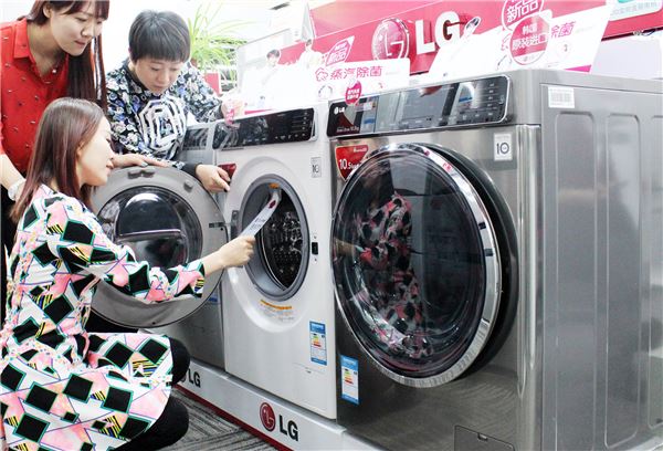 LG전자는 물 사용량과 세탁 시간을 줄인 프리미엄 세탁기를 이달 중순 중국 시장에 출시한다고 12일 밝혔다. 사진=LG전자 제공