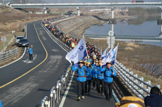 S&T그룹의 대한민국 해안도로 종주 프로젝트인 ‘S&T 해안누리 국토대장정’ 23차 걷기가 지난 14일 전남 광양시 관동마을부터 돈탁마을까지 14km구간에서 진행됐다. 사진=S&T 제공