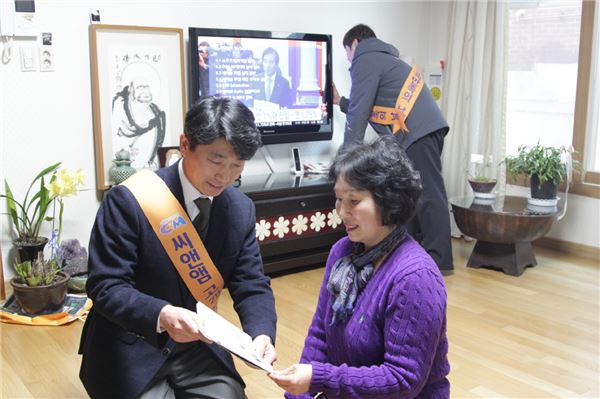 씨앤앰케이블방송은 임직원과 현장기사가 참여한 ‘씨앤앰 고객만족의 날’ 행사를 18일 진행했다. 씨앤앰 직원과 현장기사가 고객을 방문해 서비스를 제공하고 있다. 사진=씨앤앰 제공