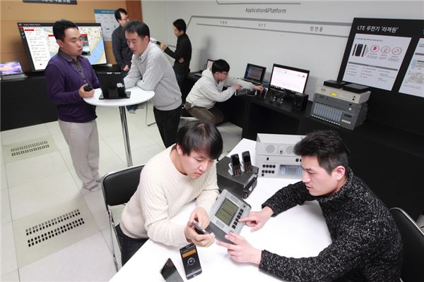KT는 일산종합시험센터에 중소·벤처기업과 재난안전분야 공동 연구를 위한 ‘재난안전 협력 테스트 랩’을 오픈했다고 지난 18일 밝혔다. 중소기업 직원들이 랩에 마련된 단말기 등을 이용해 자사 서비스를 테스트하고 있다. 사진=KT 제공