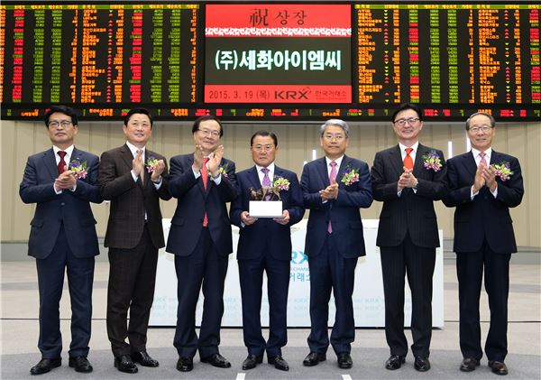 한국거래소 유가증권시장본부는 19일 서울사옥 홍보관에서 타이어 금형 제조업체인 세화아이엠씨의 유가증권시장 신규상장기념식을 개최했다. 상장기념패 전달 후 기념촬영. (왼쪽부터 김원대 한국거래소 유가증권시장본부장, 유동환 (주)세화아이엠씨 총괄사장, 최경수 한국거래소 이사장, 유희열 (주)세화아이엠씨 대표이사, 김동철 새정치민주연합 국회의원, 유상호 한국투자증권 대표이사, 정구용 상장회사협의회 회장) 사진 = 한국거래소