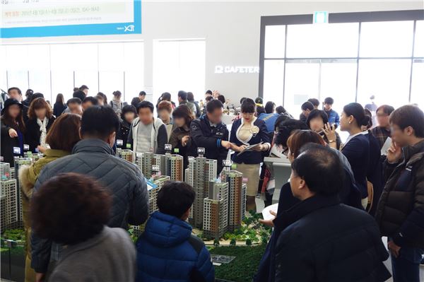 ‘문성파크자이’ 본보기집을 방문한 내방객들이 내부를 구경하고 있는 모습. 사진=GS건설 제공
