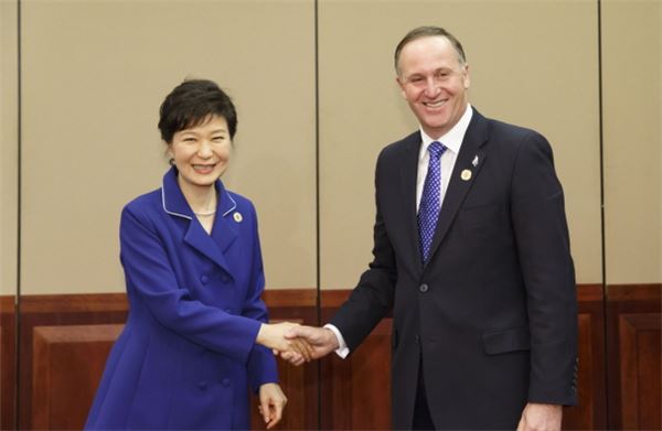 지난해 11월 G20정상회의에서 만난 박근혜 대통령과 존 필립 키 뉴질랜드 총리가 양국 FTA 타결을 선언하는 기자회견장에서 만나 악수하고 있다. 사진=청와대 제공