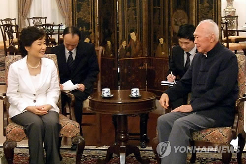 지난 2008년 당시 한나라당 대표였던 박근혜 대통령이 리콴유 전 싱가포르 총리를 접견, 환담을 나누고 있다. 사진=연합뉴스 제공