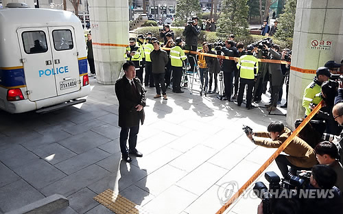 23일 오후 서울 세종문화회관 앞에서 경찰 관계자가 김기종 씨가 현장검증 거부 의사를 밝혔다며 설명하고 있다. 사진=연합뉴스 제공