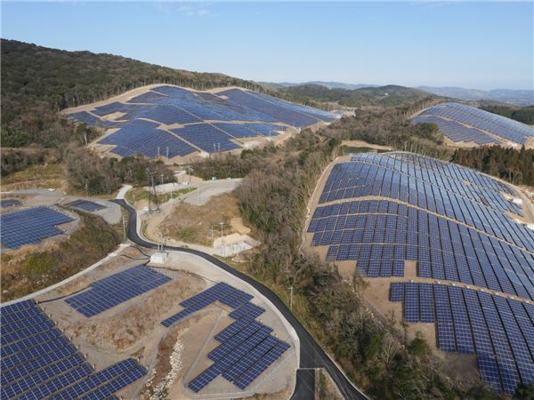 한화큐셀재팬이 일본 오이타현 기쓰키시의 산비탈에 세운 24MW 규모의 태양광 발전소. 사진=한화 제공