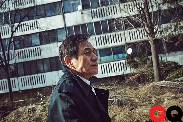 영화 ‘화장’ 주인공 안성기, 국가대표 수트핏으로 중년의 멋 과시 기사의 사진