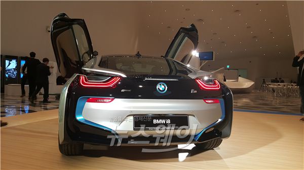 BMW 코리아는 26일 서울 동대문디자인플라자에서 BMW i의 두번째 모델인 i8을 국내에 공식 출시했다. 사진=윤경현 기자