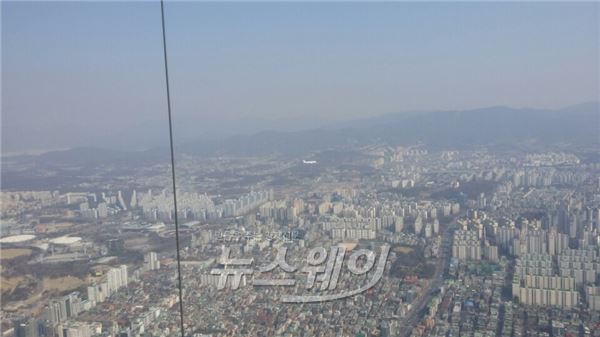 롯데월드타워 101층에서 바라본 서울 모습. 건물보다 낮은 고도로 운행중인 비행기. 사진=이주현 기자