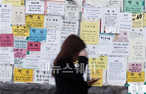 서울 한 대학가에 월세 전단지가 붙어 있는 모습. 사진=뉴스웨이 DB.