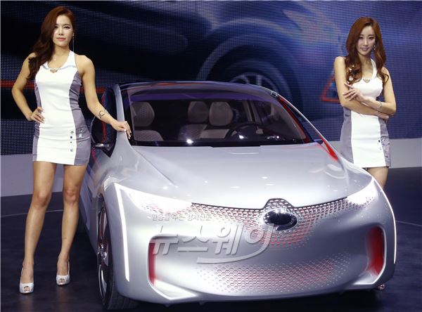 르노삼성자동차는 ‘2015 서울모터쇼’에서 휘발유 1ℓ로 100㎞를 갈 수 있는 콘셉트카 ‘이오랩’을 선보였다. 사진=이수길 기자 leo2004@newsway.co.kr