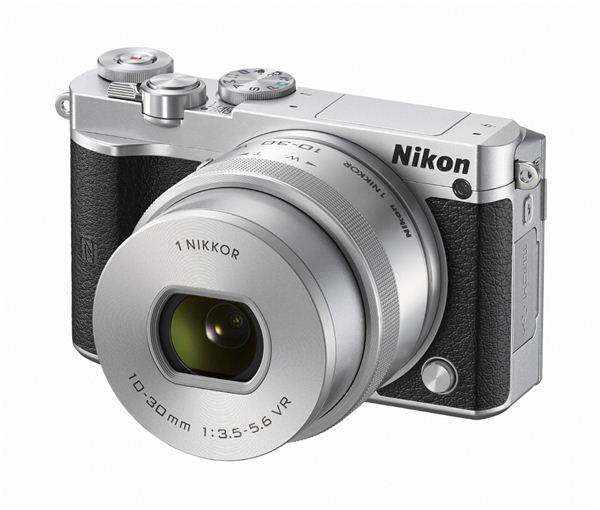 Nikon 1 시리즈 중 최초로 이면조사형CMOS 이미지 센서와 새로운 화상 처리 엔진 EXPEED 5A를 탑재했다. ISO160부터 ISO12800의 감도 영역에서 노이즈를 억제한 고화질 사진 촬영이 가능해졌다. 사진=니콘이미징코리아 제공