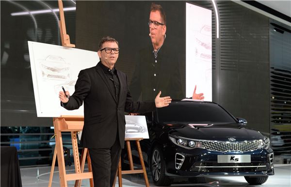 피터 슈라이어 현대기아차 디자인 총괄 사장이 서울모터쇼에서 진행된 기자간담회에서 신형 K5의 디자인 콘셉트에 대해 설명하고 있다. 사진=기아자동차 제공