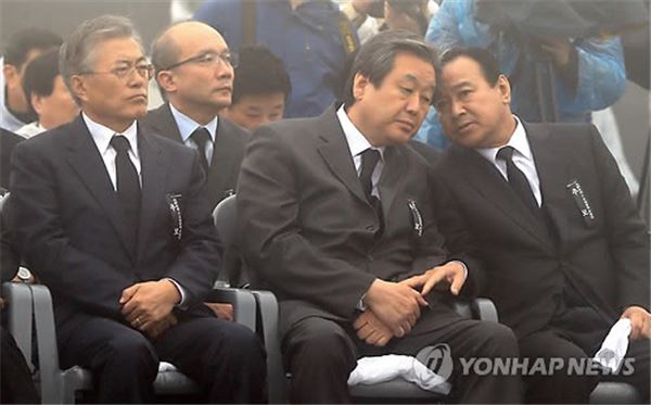 김무성 새누리당 대표가 3일 오전 제주시 4·3평화공원 위령제단에서 열린 4·3 희생자 추념식에서 이완구 국무총리와 이야기 나누고 있다. 왼쪽은 새정치민주연합 문재인 대표. 사진=연합뉴스 제공