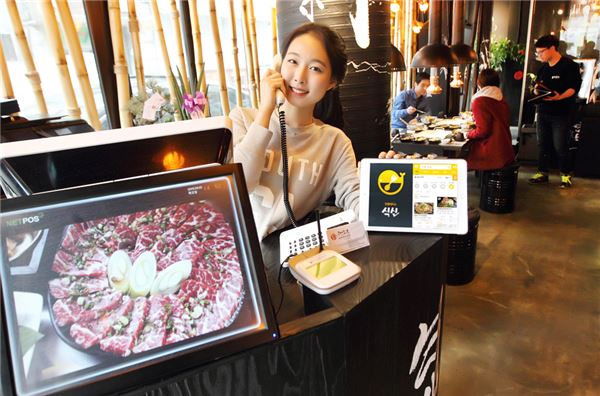 KT는 자사 맞춤형 통화연결음 서비스 ‘올레 링고비즈플러스’와 위치기반 서비스 기업 ‘씨온’의 맛집 추천서비스 ‘식신 핫플레이스’와의 업무제휴를 통해 소상공인 지원에 적극 나선다고 5일 밝혔다. 사진=KT 제공