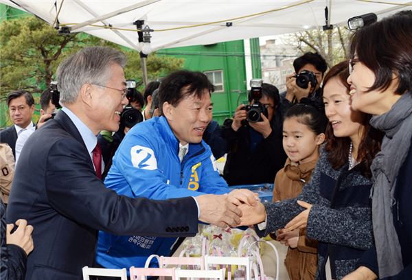 지난 6일 문재인 새정치민주연합 대표가 서울 관악을에 나선 정태호 후보와 함께 지역민들에게 지지를 호소하고 있다. 사진=새정치연합 제공