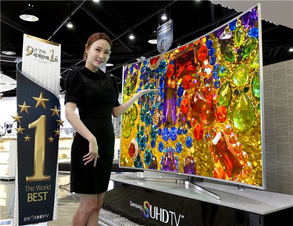 삼성전자는 3월 한 달간 판매된 SUHD TV의 판매량을 집계한 결과 약 1200대 정도에 달하며 전체 누적 판매량에서도 지난해 출시된 커브드 UHD TV의 지난해 같은 기간 판매량보다 30% 이상 많다고 6일 밝혔다. 사진=삼성전자 제공