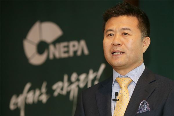 박창근 네파 사장이 6일 서울 소공동 롯데호텔에서 열린 기자간담회엥서 네파의 2020 비전에 대해 발표하고 잇다. 사진=네파 제공