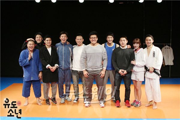 연극 '유도소년' 배우들과 유도 국가대표 선수들 (좌측부터 신창주, 홍우진, 김원진, 양경원, 왕기춘, 조구함, 김호진, 안창림, 박보경, 임철수) / 사진 = Story P