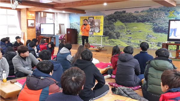 하석태 대표가 힐링캠프 참가자들에게 강연을 하고 있다. 사진=HST지리산힐링센터 제공