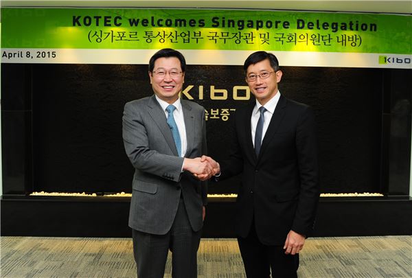왼쪽 기보 김한철 이사장, 오른쪽 싱가포르 통상산업부 국무장관 테오써럭. 사진=기술보증기금 제공