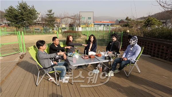 ‘마녀와 야수’에서 ‘마녀와 가장 잘 어울리는 야수’로 마녀의 지인들에게 몰표를 받는 상황이 발생했다 / 사진= '마녀아 야수' 영상캡처