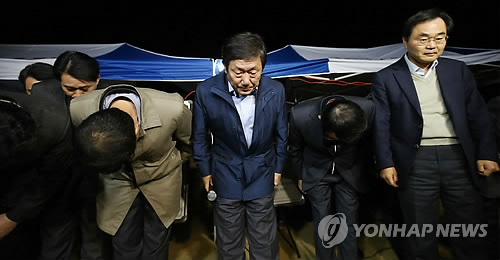 25일 오후 붕괴사고가 발생한 경기도 용인의 한 도로공사 현장에서 시공사인 롯데건설 김치현 사장(가운데)과 임직원들이 붕괴사고가 발생에 대해 사죄의 뜻을 밝히며 고개을 숙이고 있다. 사진=연합뉴스 제공.