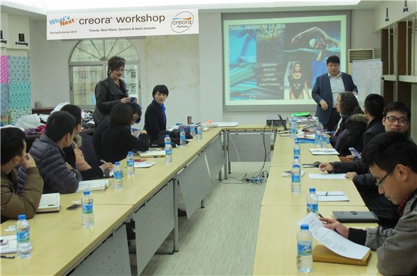 2014년 중국 광동성 동관시의 한 고객사에서 열린 크레오라 워크숍에서 패션 트렌드 칼럼니스트 루이자 스미스(왼쪽에 서 있는 사람)가 섬유 트렌드 및 원단 개발법에 대해 설명하고 있다. 사진=효성 제공