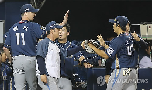 지난해 6월 NC다이노스 대 LG트윈스의 경기에서 NC 선발투수 찰리가 7회 말까지 무실점으로 호투하고 동료들과 하이파이브를 하고 있다. 사진=연합뉴스 제공