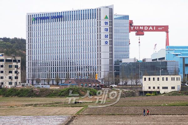 권오갑 사장이 노동자들 앞에서는 회사를 살리자고 하지만 뒤에서는 580억원의 신사옥 금액을 집행하여 신사옥을 완공한 것으로 사료된다. 그룹은 사상 최악의 영업실적에 노동자들은 회사에서 쫒겨나는 판에 영암군의 랜드마크(?) 신사옥은 지어지고 있었다. 사진=윤경현 기자<br />
