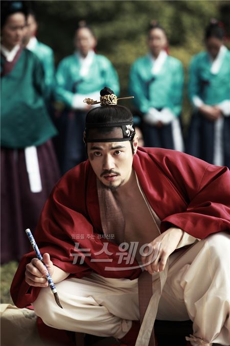 ‘간신’ 김강우, ‘국민형부’ 버리고 희대의 폭군 ‘연산군’ 완벽 빙의 기사의 사진