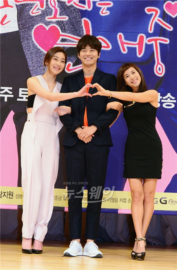 15일 오후 서울 양천구 목동 SBS 사옥에서 SBS 로맨스 코미디 ‘이혼 변호사는 연애중’ 제작발표회가 열렸다. 이날 행사에는 박용순PD를 비롯해 조여정, 연우진, 왕지원, 심영탁 등 출연진들이 참석해 드라마에 관한 이야기를 전했다 / 사진= SBS