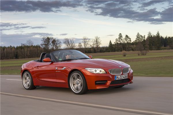 BMW Z4는 배우 현빈이 드라마에서 타고 출연해 한때 현빈차 유명세를 떨쳤다. Z4는 벤츠의 SLK와 함께 2인승 스포츠 로드스터의 대표모델이다. <br />
<br />

