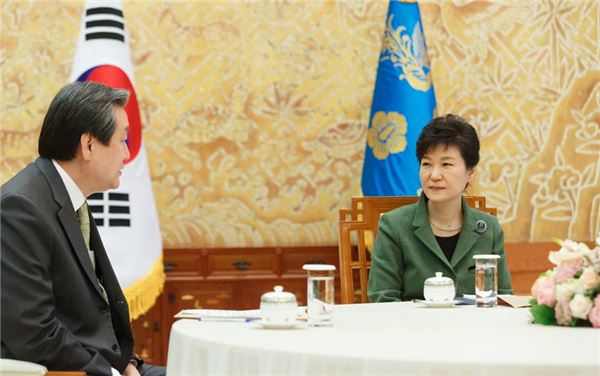 박근혜 대통령과 김무성 새누리당 대표가 16일 오후 긴급 회동을 갖고 현안을 논의했다. 사진은 지난달 영수회담 당시 모습. 사진=청와대 제공