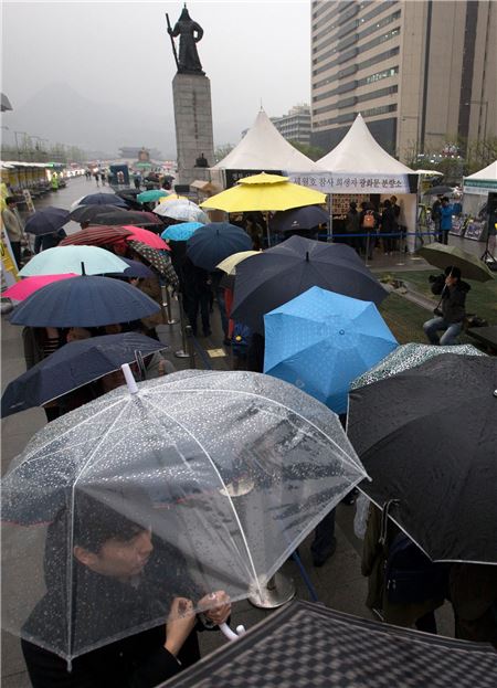 세월호 1주기인 16일 추모 분향소가 마련된 서울 광화문광장에는 많은 시민들이 비가 오는 가운데서도 분향소를 방문해 희생자들의 넋을 위로했다. 사진=서울특별시 제공