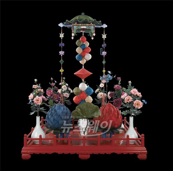 부산은행 문현동 본점 1층 BNK아트갤러리에 전시된 궁중채화 지당판. 사진=BNK금융 제공