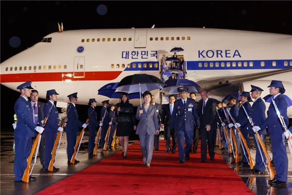 중남미 4개국 순방에 나선 박근혜 대통령이 17일(현지시간) 첫 방문국인 콜롬비아에 도착해 의전을 받고 있다. 사진=청와대 제공