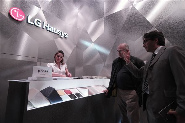 ‘2015 밀라노 디자인 위크’에서 LG하우시스 직원이 전시관을 찾은 관람객들에게 인조대리석 제품의 디자인을 소개하고 있다. 사진=LG하우시스 제공