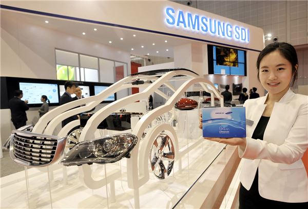 '2015 상하이 모터쇼'에서 삼성SDI 직원이 전기 자동차용 배터리를 들어 보이고 있다. 사진=삼성SDI 제공