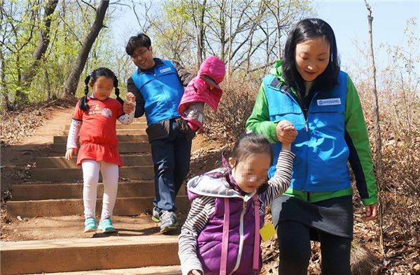 17일 효성 중공업PG 임직원들이 서울정문학교 학생들의 산행을 돕는 나눔활동을 펼쳤다. 사진=효성 제공