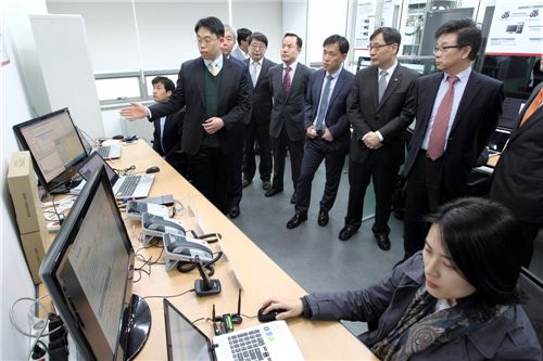 KT는 장비 내장형(임베디드) 소프트웨어를 개발 단계부터 검증할 수 있도록 일산 KT백석빌딩에 소프트웨어 오픈랩을 개소 했다고 21일 밝혔다. 사진=KT