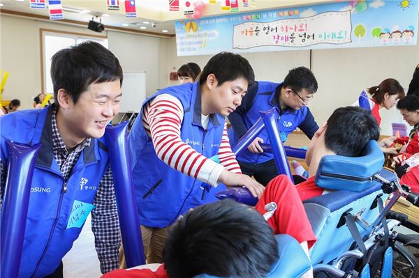 효성 산업자재PG 임직원 30여명이 서울 용산구 후암동에 위치한 ‘영락애니아의 집’을 찾아 봄맞이 체육대회를 함께 했다. 사진=효성 제공
