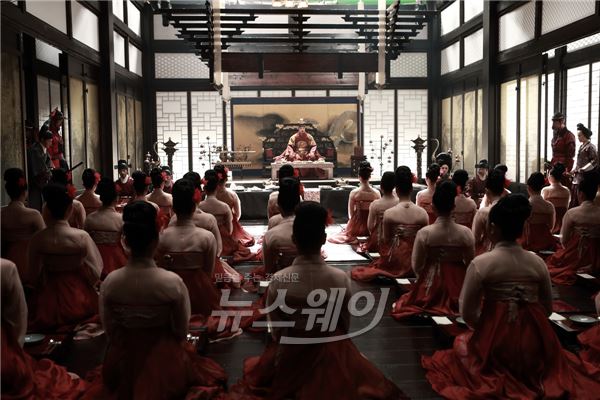 영화 ‘간신’이 증명할 ‘흥청망청’의 어원···“그 말이 이런 뜻이었어?” 기사의 사진