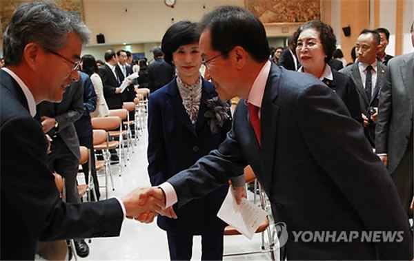 지난 19일 경남도청 강당에서 열린 제55주년 4·19 혁명 기념식에서 홍준표 경남지사(오른쪽)와 박종훈 경남도교육감(왼쪽)이 악수를 하고 있다. 사진=연합뉴스 제공.