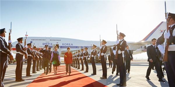칠레에 도착하는 박근혜 대통령. 사진=청와대 제공