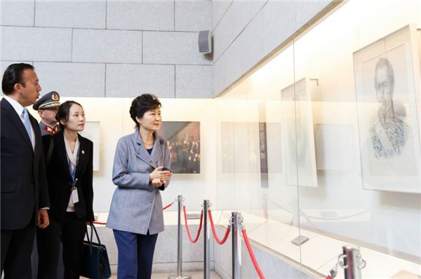22일(현지시간) 칠레를 방문한 박근혜 대통령이 칠레 건국영웅 기념관을 둘러보고 있다. 사진=청와대 제공