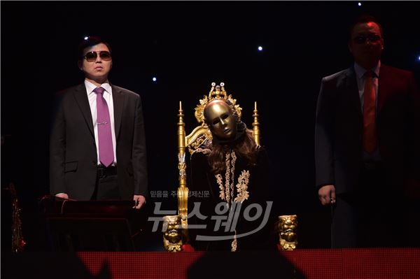 MBC '복면가왕'의 1대 복면가왕 황금락카의 가면이 벗겨질지 귀추가 주목되고 있다 /사진제공 = MBC